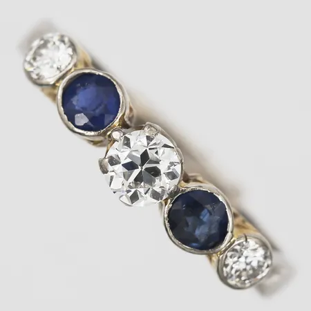 Ring med safirer samt äldre briljantslipade diamanter, 2 x ca 0,10ct samt 1 x ca 0,25ct kvalitet ca TW(F-G)/VS-SI, slitage på safirer, skenan med slitage, två klor av, tillverkad av Lantz, Stockholm 1975, stl: 18, 18K guld Vikt: 4,1 g