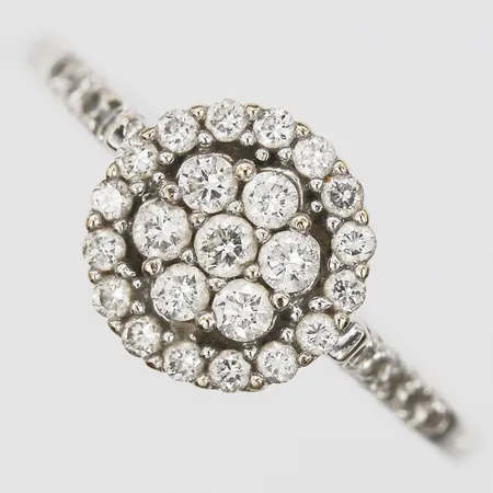 Ring med briljantslipade diamanter, 27 x ca 0,01ct samt 7 x ca 0,03ct, totalt ca 0,48ct, kvalitet ca W(H)/SI, tillverkad av Guldfuynd AB, stl: 17½, 18K vitguld Vikt: 2,9 g