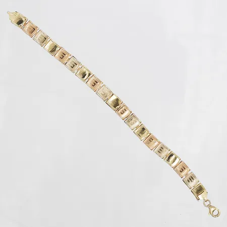 Armband med dekor av meanderbård, i trefärgat guld, bucklor, längd 18½cm, bredd 8mm, 18K guld Vikt: 10,1 g