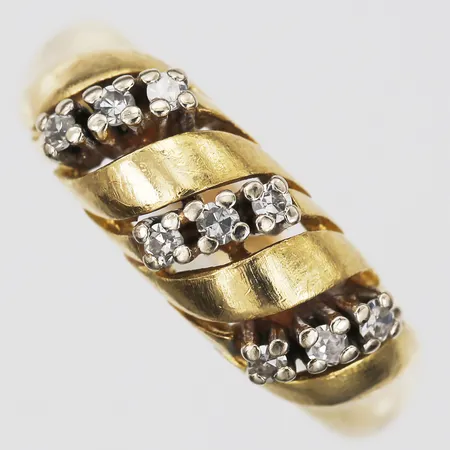 Ring med åttantsslipade diamanter, 9 x ca 0,02ct, stl: 17½, 18K guld Vikt: 4,5 g