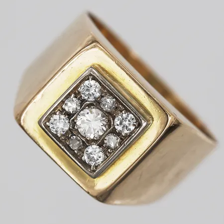 Klackring med briljant samt åttkantsslipade diamanter totalt ca 0,25ct, stl: 15¾, bucklig skena, gravyr, 18K guld Vikt: 3,4 g