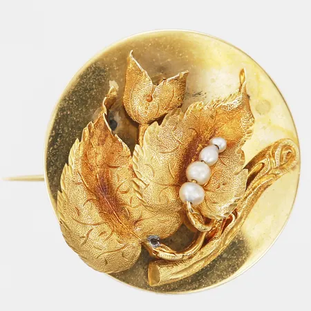 Brosch med pärlor, omgjord hårgömma, Ø 34mm, tillverlkad av Gustaf Dahlgren, Malmö 1893, tennlödningar, 18K guld Vikt: 8,3 g