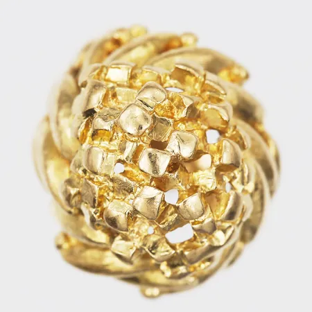 Ring med genombruten dekor, stl: 13½, höjd 12mm, 18K guld Vikt: 12,1 g