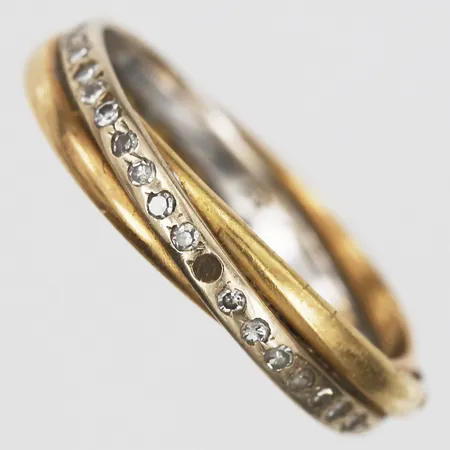Ring, halvallians, med åttkantsslipade diamanter, 19 x ca 0,005ct en sten saknas, stl: 17, 18K guld Vikt: 3,4 g
