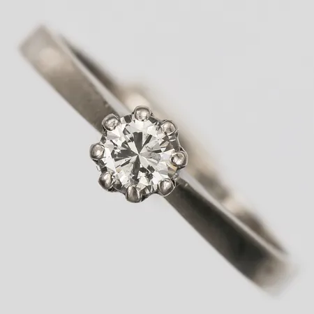 Ring med briljantslipad diamant 0,22ct enligt gravyr, kvalitet ca Cr/SI-P, stl: 15½, 18K vitguld Vikt: 2 g