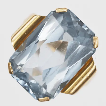 Ring med syntetisk blå spinell, ca 14,50ct, stl: 17¼, tillverkad i Stockholm 1944, otydlig mästarstämpel, 18K guld Vikt: 7,3 g
