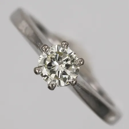 Ring med briljantslipad diamant ca 0,50ct, kvalitet ca Ca (M-N)/SI, nagg, stl: 16, 18K vitguld Vikt: 3,8 g