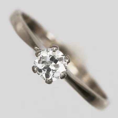 Ring med äldre briljantslipad diamant, 0,31ct enligt gravyr, kvalitet ca W-TCr(H-I)/VS, stl: 16¼, 18K vitguld Vikt: 1,7 g