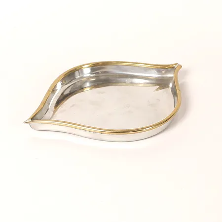 Fat "Löv", tenn med mässingskant, formgiven av Björn Trägårdh för Firma Svenskt Tenn, 1933, ca 15,5x22, höjd 2cm, slitage, repor. 