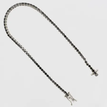 Armband, rivière, med svarta diamanter, totalt 1,83ct enligt gravyr, längd 18cm, bredd 2mm, skada på kedja/buckla, 18K vitguld Vikt: 7,4 g