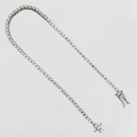 Armband, rivière, med briljantslipade diamanter, totalt 1,80ct enligt gravyr, 12st möjligen syntetiska, kvalitet ca TW-W(G-H)/VS, längd 18cm, bredd 2mm, skada på kedja/buckla, 18K vitguld Vikt: 7 g
