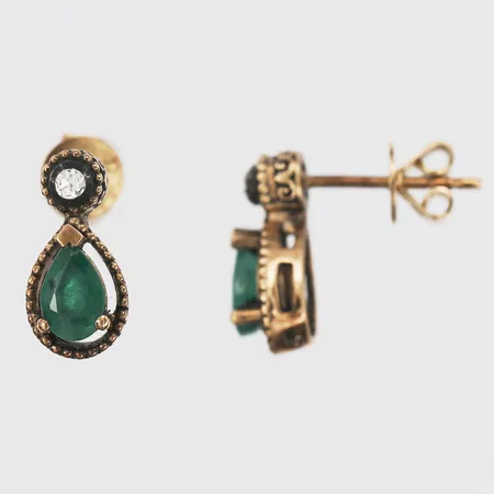 Örhängen med droppformade smaragder, totalt 0,75ct, samt rosenslipade diamanter, totalt 0,05ct, vikter enligt gravyr, höjd 13mm, bredd 6mm, 8K guld Vikt: 2 g