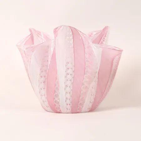 Skål, "Fazzoletto", Paolo Venini, Murano, glas, 1950-tal, så kallad Näsduksskål, dekor i rosa och vitt mot klar fond, undertill signerad Venini Murano ITALIA, ca Ø23-22, cm, höjd 19 cm. Skickas med postpaket.