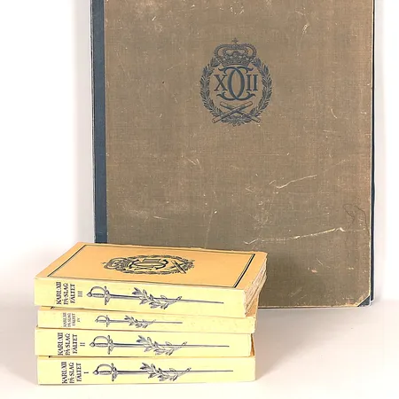 Böcker, "Karl XII på slagfältet", 4 volymer och mapp innehållandes ca 70 förteckningar och kartor, Bibliofilupplaga, numrerad 138 om 275, Generalstaben, P.A. Nordstedt & Söner, Stockholm, 1918, pärmar med slitage och mindre skador, tre blad ur mapp lagde, ej fullständigt genomgångna. Specialfrakt, kontakta pantbankskontoret för mer information.