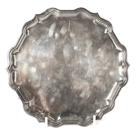 Salver, konturerad kant, Sheffield, England, otydlig datumstämpel, 1800-talets andra hälft,  Ø20cm, slitage, repor, silver. Vikt: 327,2 g