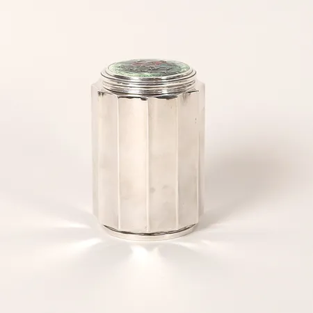 Cigarrburk, träbeklädd insida, löst lock med emaljdekor, höjd 10,5cm, S:T Eriks Silversmedja Ab, Stockholm, 1951, mindre bruksslitage, 925/1000silver, bruttovikt 331,2g.