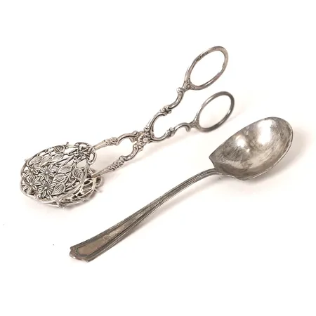 Diverse silver, kakspade och sked, slitage, bucklor, silver. Vikt: 56 g