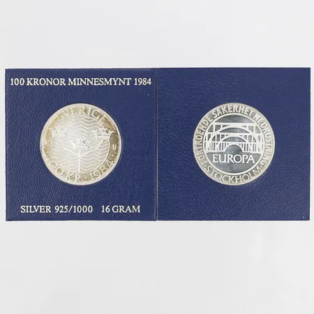 Två jubileumsmynt, 100 Kronor, 1984, Ø32mm, plastetuier, 925/1000 silver. Vikt: 15,8 g