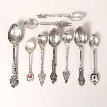 Nio souvenirskedar, olika modeller, några med emaljdekor, längd 10-15cm,  silver.  Vikt: 131,2 g