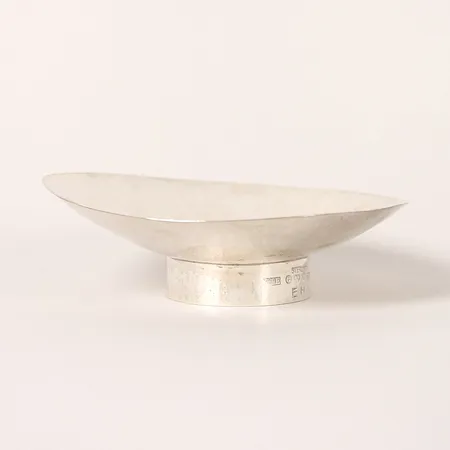 Skål, Eric Ericsson, Gävle, 1961, asymmetrisk form med hamrad yta, Ø 13,5-14,5cm, 925/1000 silver. Vikt: 115,4 g