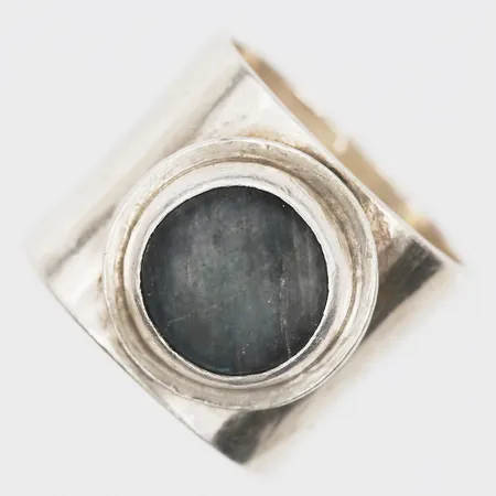Ring med cabochonslipad grön sten, stl 16¼, bredd 15mm, Gävle, 1961, slitage, otydliga stämplar, sten med slitage, 925/1000 silver.  Vikt: 9,8 g