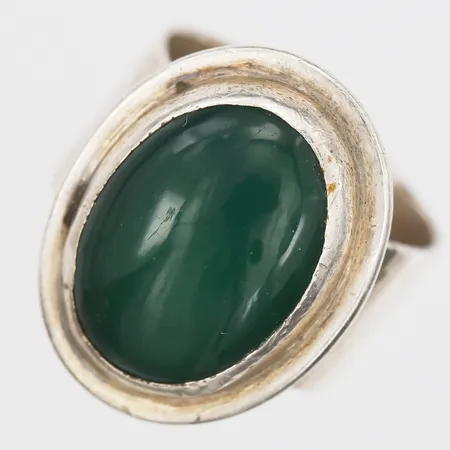 Ring med cabochonslipad färgad kalcedon, stl 17½, bredd 10-14mm, slitage, otydliga stämplar, 925/1000 silver. Vikt: 9,9 g
