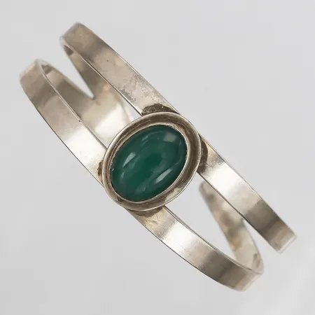 Armring med cabochonslipad färgad kalcedon, signerad EH, Gävle, 1961, innermått ca Ø70x60mm, bredd 10-22mm, slitage, skevt, 925/1000 silver. Vikt: 47,2 g