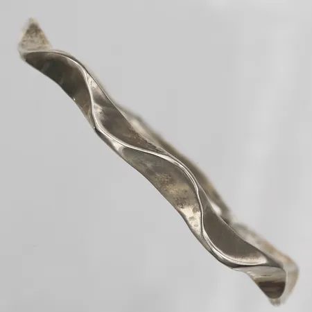 Armring, vriden form, Ädelsmedsateljé I Nyköping AB, 1995, innermått Ø62mm, bucklor, repor, slitage, silver. Vikt: 34,7 g
