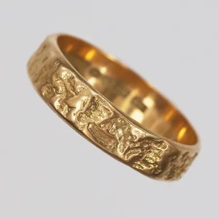Ring med räfflad dekor, stl: 20¾, gravyr, 18K guld Vikt: 6,1 g