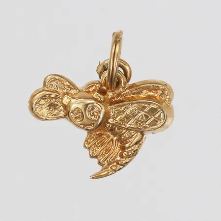 Hänge i form av Expressens geting, höjd 13mm, bredd 12mm, extra ögla, 18K guld Vikt: 0,5 g