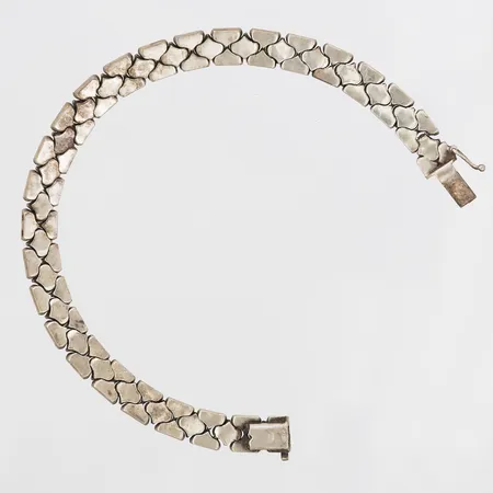 Armband, längd 19cm, bredd 7mm, svenska importstämplar, silver  Vikt: 18,5 g