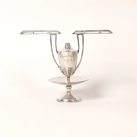 Cigarrhållare, gravyr, del saknas, höjd 13cm, silver.  Vikt: 80,8 g