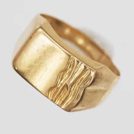 Klackring, ihålig, stl 18, bredd 3-10mm, bucklor, slitage, 18K. Vikt: 4,1 g
