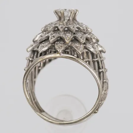 Ring med åttkantsslipade samt briljantslipade diamanter, totalt ca 0,85ct, mittsten ca 0,40ct, kvalitet ca W-TCr(H-I)/SI, stl: 15, svenska importstämplar, 18K vitguld Vikt: 8,1 g