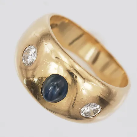 Lordring med cabochonslipad safir samt briljantslipade diamanter 2 x ca 0,15ct, kvalitet ca W-TCr(H-I)/VS-SI, stl: 16, 18K guld Vikt: 7,8 g
