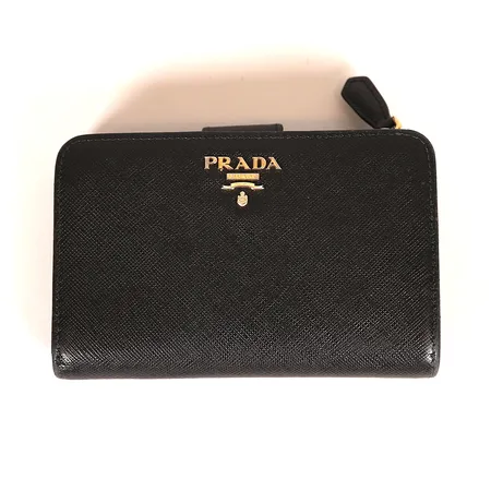 Plånbok, Prada, svart läder och detaljer av guldfärgad metall ca 14x9x2,5cm, slitage. 