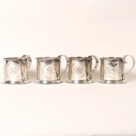 Fyra teglashållare, G V Kynning Silvervaruverkstad, Stockholm, 1939, vid mynningen ca Ø7,5cm total höjd vid öra 8,5cm, slitage, bucklor, silver. Vikt: 561,6 g