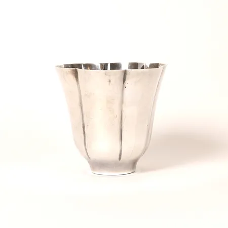 Vas, veckad samt nedåt avsmalnande form, svenska importstämplar, höjd 7,5cm, slitage, sliten förgyllning invändigt, 925/1000 silver. Vikt: 70,6 g