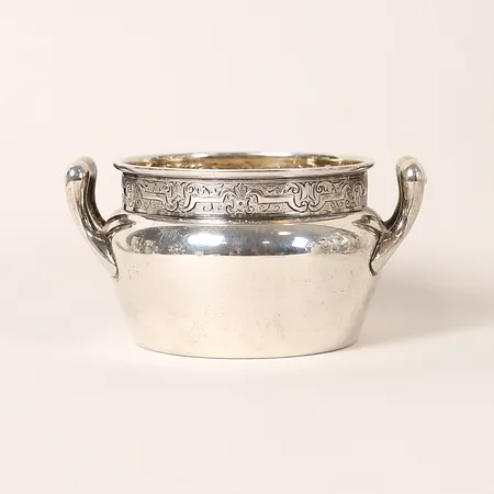 Skål med hänklar, invändigt förgylld, stiliserad bård, CG Hallberg Stockholm, 1920, ca Ø10cm, höjd 7cm, slitage, silver. Vikt: 198,1 g