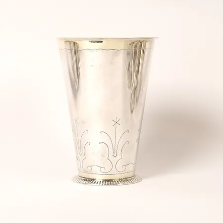 Bägare, stiliserad dekor, invändigt förgylld, GAB, Stockholm, 1927, höjd 14,5cm, slitage, sliten förgyllning, silver.  Vikt: 211 g