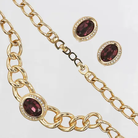 Collier med tillhörande örhängen, Christian Dior, med lila samt vita stenar, märkt Chr. Dior Germany, ca 1980-tal, mått på örhängen 22 x 18mm, clips, längd på collier ca 44cm, bruksslitage, gulmetall, dustbag från Grossé. 