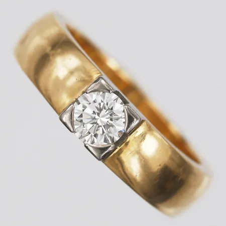 Ring, Lantz, med briljantslipad diamant ca 0,45ct, kvalitet ca TW-W(G-H)/VS, stl: 17½, bredd 5mm,  tillverkad Stockholm år 2003, 18K guld Vikt: 9,8 g