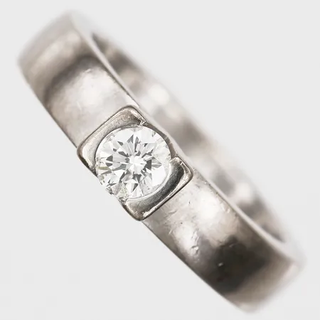 Ring, Lantz, med briljantslipad diamant ca 0,35ct, kvalitet ca TW-W(G-H)/VS, stl: 17½, bredd 5mm, 18K guld Vikt: 10,8 g