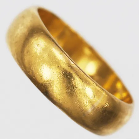 Ring, slät, gravyr, stl: 17¼, bredd 6mm, 23K guld Vikt: 8,3 g Skickas med postpaket.