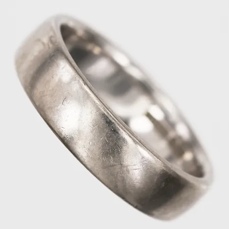 Ring, slät, ograverad, stl: 18½, bredd 5mm, 18K vitguld Vikt: 8,5 g Skickas med postpaket.