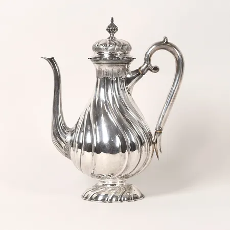 Kaffekanna, rokokostil, CG Hallberg, Stockholm, 1888, vriden form med stiliserade blad, höjd 28cm, slitage, delar saknas, silver. Vikt: 739,8 g