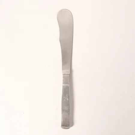 Smörkniv, modell Rosenholm, formgiven av Jacob Ängman, GAB, Stockholm, 1945, längd 16,5cm, bruksslitage, silver. Vikt: 40,8 g