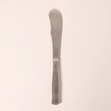 Smörkniv, modell Rosenholm, formgiven av Jacob Ängman, GAB, Stockholm, 1942, längd 16,5cm, bruksslitage, silver. Vikt: 42,7 g