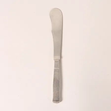 Smörkniv, modell Rosenholm, formgiven av Jacob Ängman, GAB, Stockholm, 1940, längd 16,5cm, bruksslitage, silver. Vikt: 40,6 g