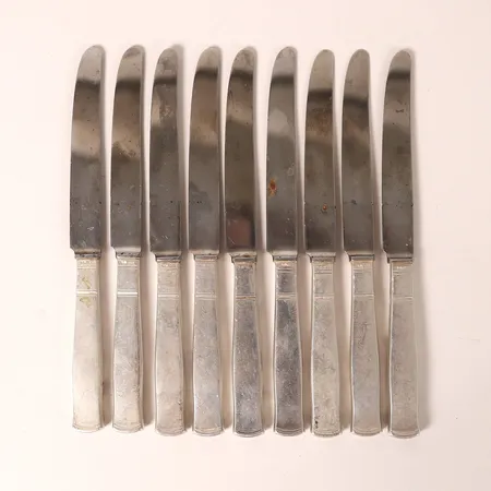 Nio bordsknivar, modell Rosenholm, formgiven av Jacob Ängman, GAB, Stockholm, 1946, längd 20cm, bruksslitage, silver och stålblad, bruttovikt 356,6g Vikt: 0 g